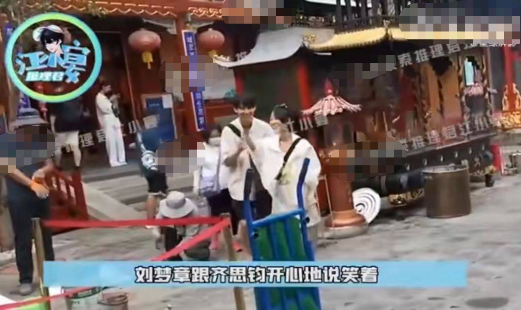 齐思钧陪女友去寺庙烧香 两人有说有笑感情甜蜜