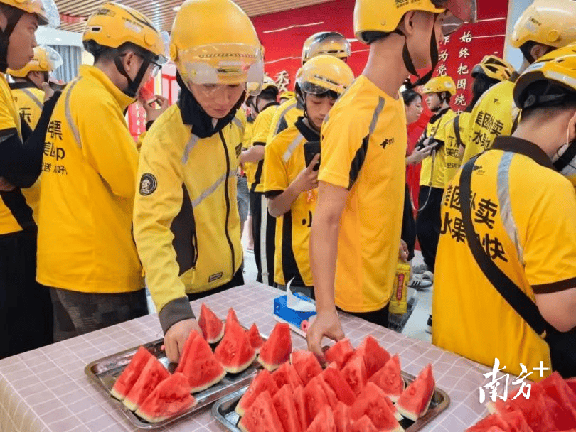 《江西都市频道晚间800电话：联动社区，传递民生温情》